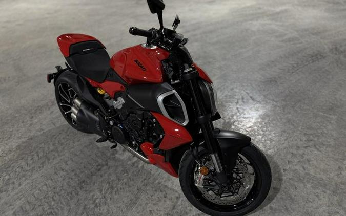 2025 Ducati Diavel V4 Ducati Red