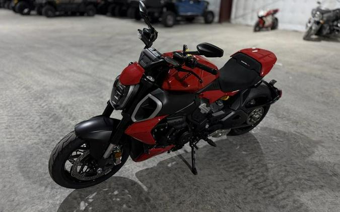 2025 Ducati Diavel V4 Ducati Red