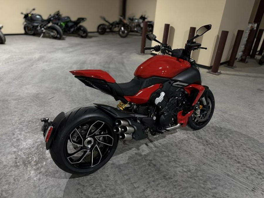 2025 Ducati Diavel V4 Ducati Red