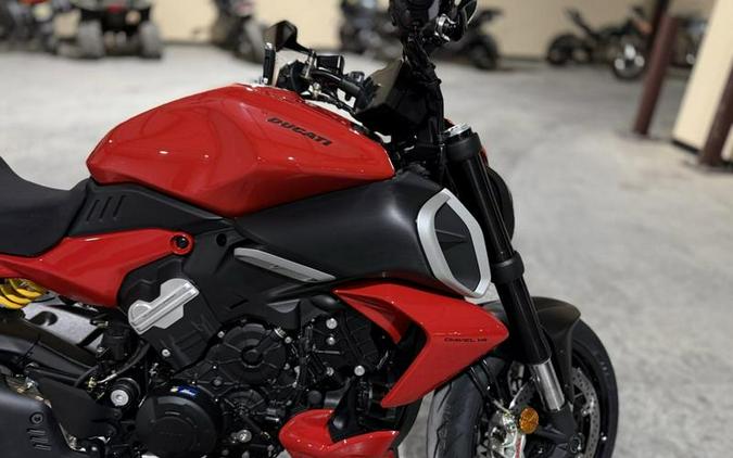 2025 Ducati Diavel V4 Ducati Red