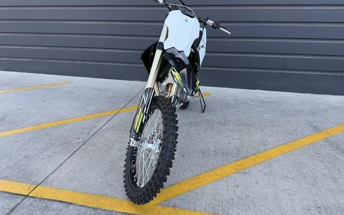 2026 Triumph TF 450-X Jet Black/Pure White
