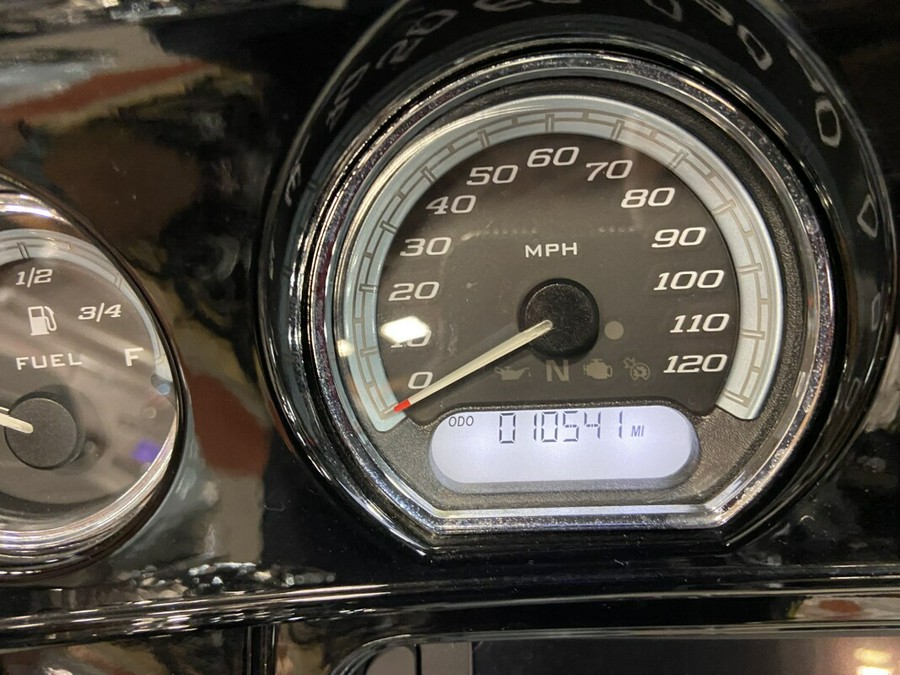2015 Harley-Davidson® Ultra Limited Low Two-Tone Brilliant Silver Pearl/Vivid Black FLHTKL