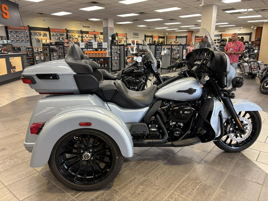 2025 Harley-Davidson® Tri Glide™ Ultra Atlas Silver Metallic - Black Finish
