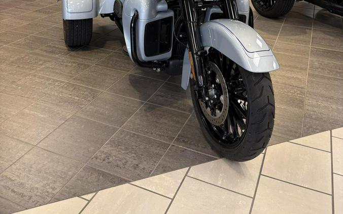 2025 Harley-Davidson® Tri Glide™ Ultra Atlas Silver Metallic - Black Finish