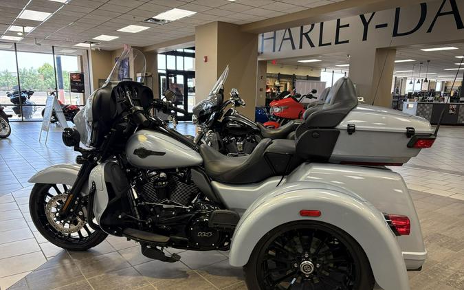 2025 Harley-Davidson® Tri Glide™ Ultra Atlas Silver Metallic - Black Finish