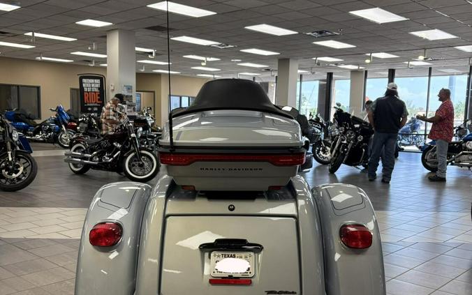 2025 Harley-Davidson® Tri Glide™ Ultra Atlas Silver Metallic - Black Finish