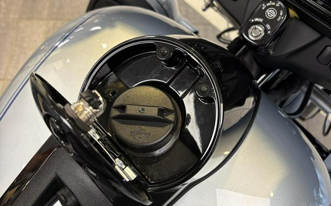 2025 Harley-Davidson® Tri Glide™ Ultra Atlas Silver Metallic - Black Finish