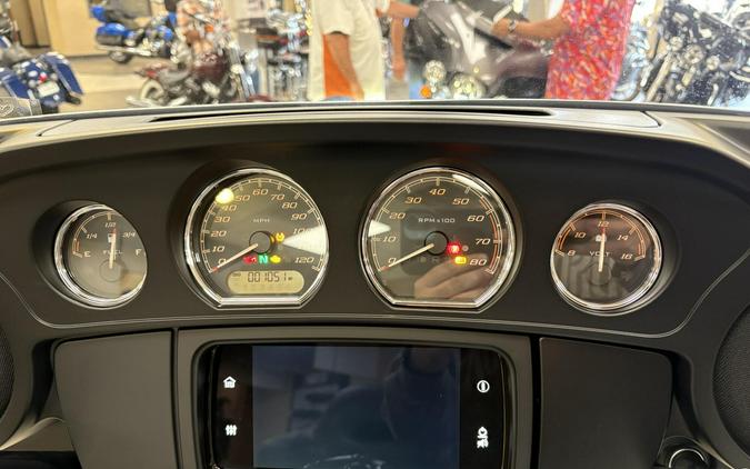 2025 Harley-Davidson® Tri Glide™ Ultra Atlas Silver Metallic - Black Finish