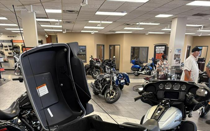 2025 Harley-Davidson® Tri Glide™ Ultra Atlas Silver Metallic - Black Finish