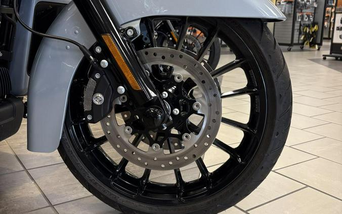 2025 Harley-Davidson® Tri Glide™ Ultra Atlas Silver Metallic - Black Finish