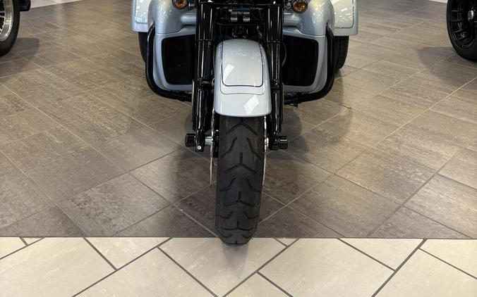 2025 Harley-Davidson® Tri Glide™ Ultra Atlas Silver Metallic - Black Finish