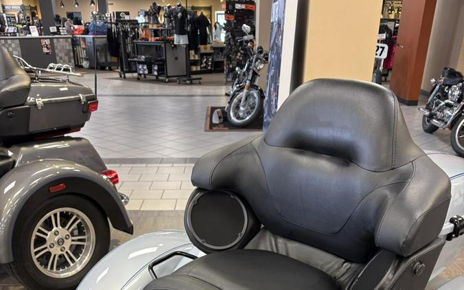 2025 Harley-Davidson® Tri Glide™ Ultra Atlas Silver Metallic - Black Finish