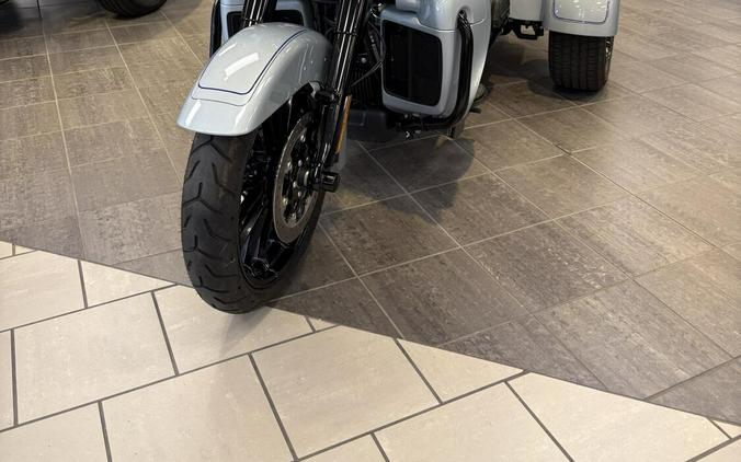 2025 Harley-Davidson® Tri Glide™ Ultra Atlas Silver Metallic - Black Finish