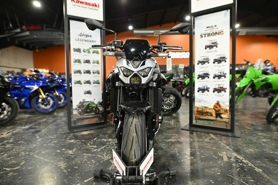 2025 Kawasaki Z900 ABS Galaxy Silver/Metallic Spark Black