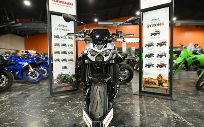 2025 Kawasaki Z900 ABS Galaxy Silver/Metallic Spark Black