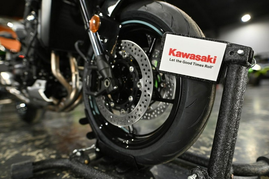 2025 Kawasaki Z900 ABS Galaxy Silver/Metallic Spark Black