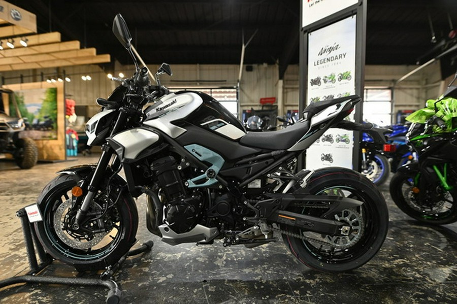 2025 Kawasaki Z900 ABS Galaxy Silver/Metallic Spark Black