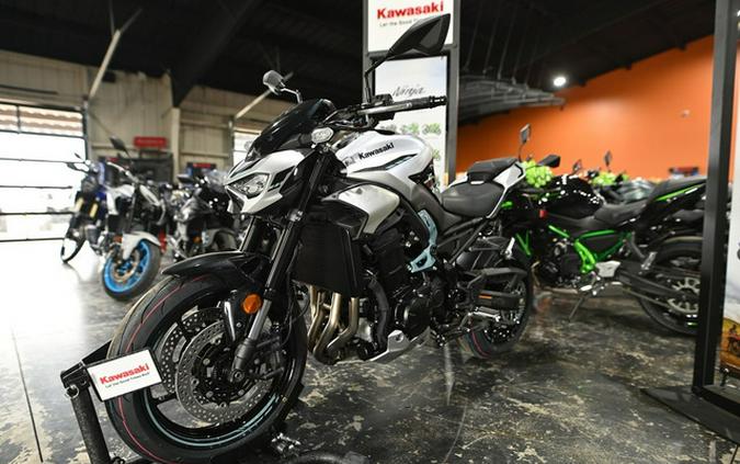 2025 Kawasaki Z900 ABS Galaxy Silver/Metallic Spark Black