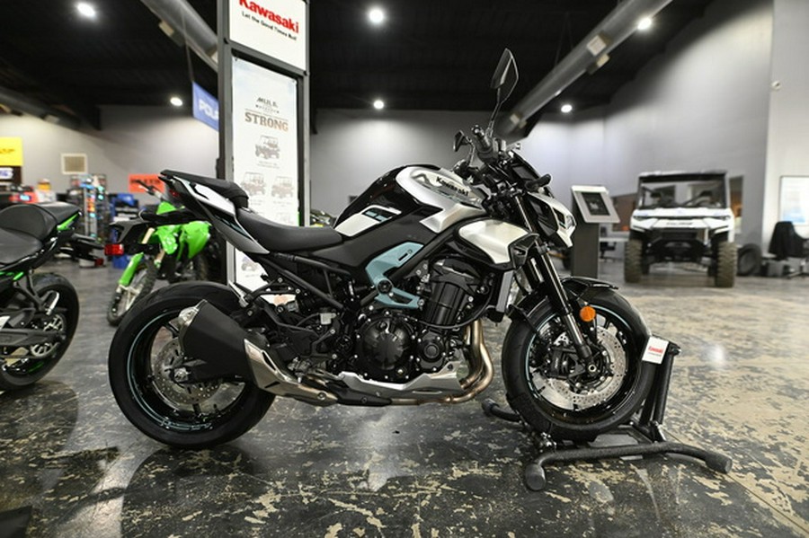 2025 Kawasaki Z900 ABS Galaxy Silver/Metallic Spark Black