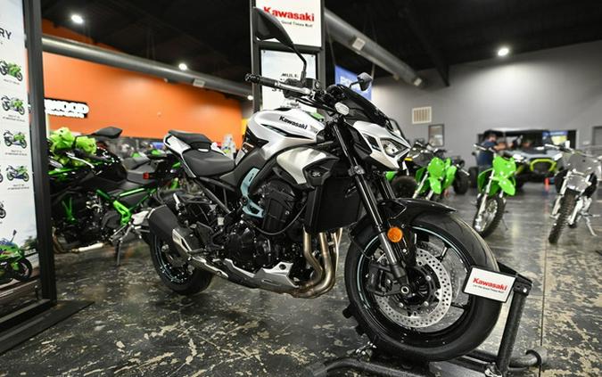 2025 Kawasaki Z900 ABS Galaxy Silver/Metallic Spark Black