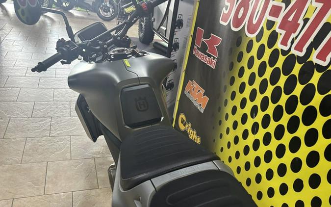 2027 Husqvarna SVARTPILEN 801 SE