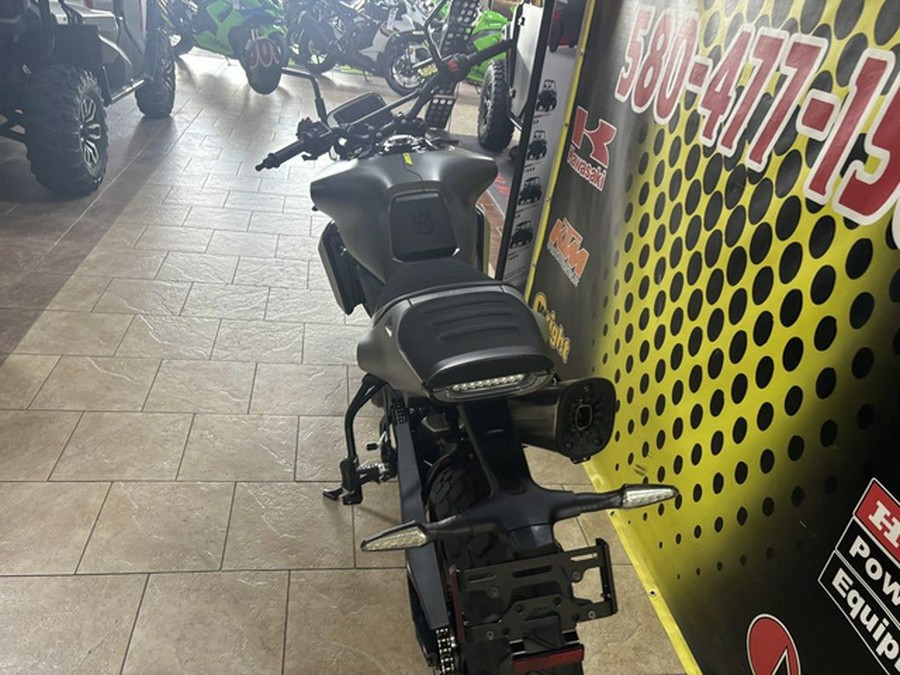 2027 Husqvarna SVARTPILEN 801 SE