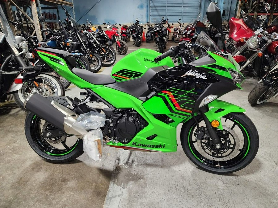 2023 Kawasaki Ninja® 400 Pearl Blizzard White/Metallic Carbon Gray for
