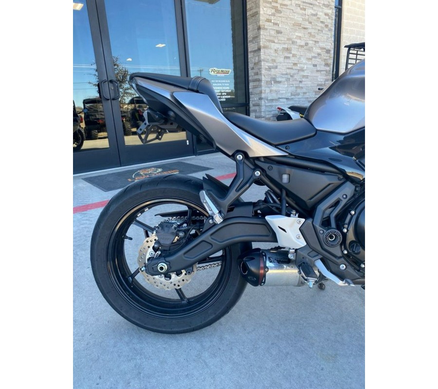 2021 Kawasaki Ninja® 650 Metallic Graphite Gray/Metallic Spark Black
