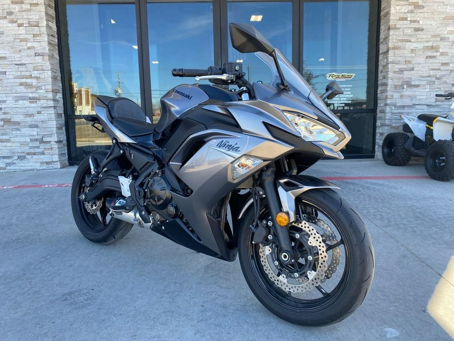 2021 Kawasaki Ninja® 650 Metallic Graphite Gray/Metallic Spark Black