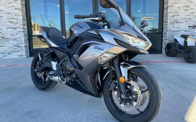 2021 Kawasaki Ninja® 650 Metallic Graphite Gray/Metallic Spark Black