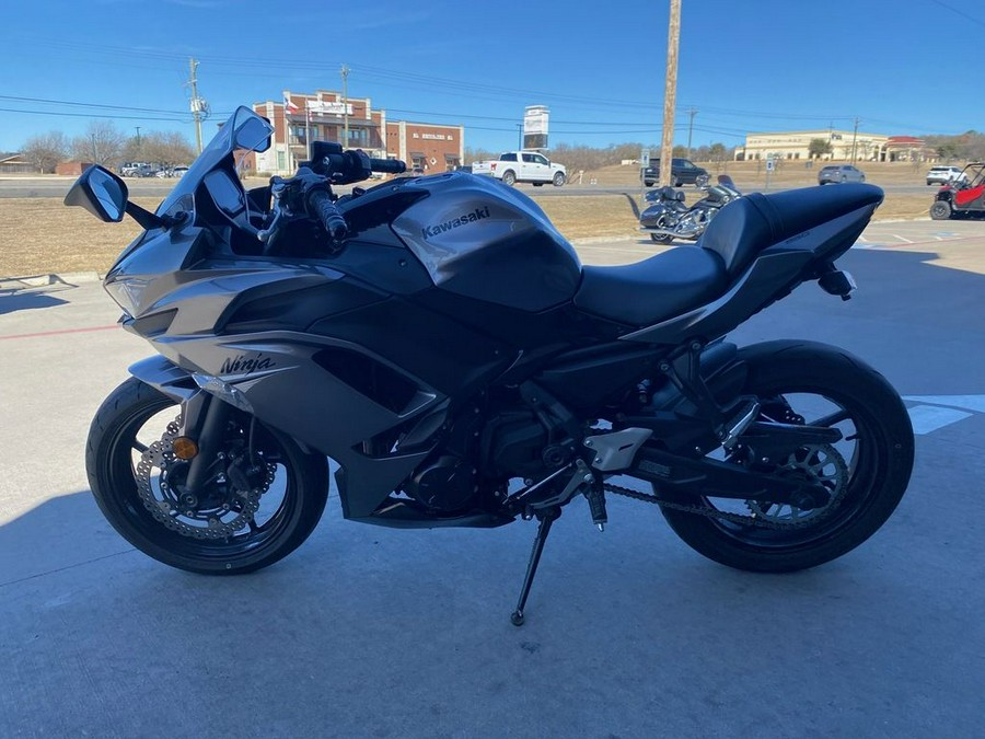 2021 Kawasaki Ninja® 650 Metallic Graphite Gray/Metallic Spark Black