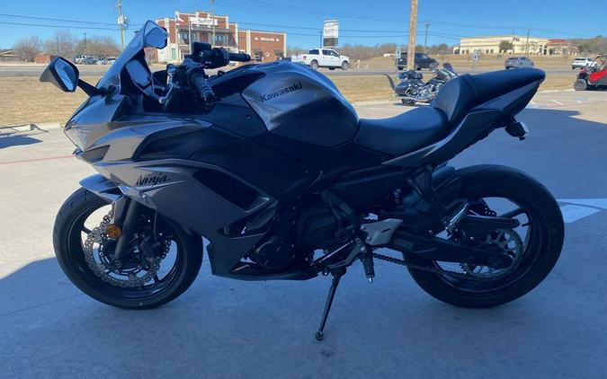 2021 Kawasaki Ninja® 650 Metallic Graphite Gray/Metallic Spark Black