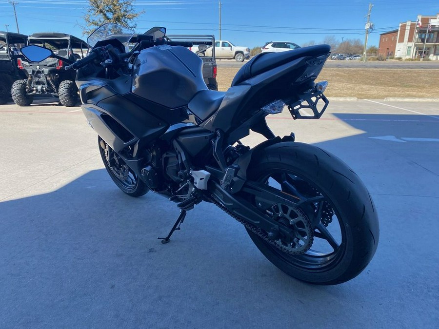 2021 Kawasaki Ninja® 650 Metallic Graphite Gray/Metallic Spark Black