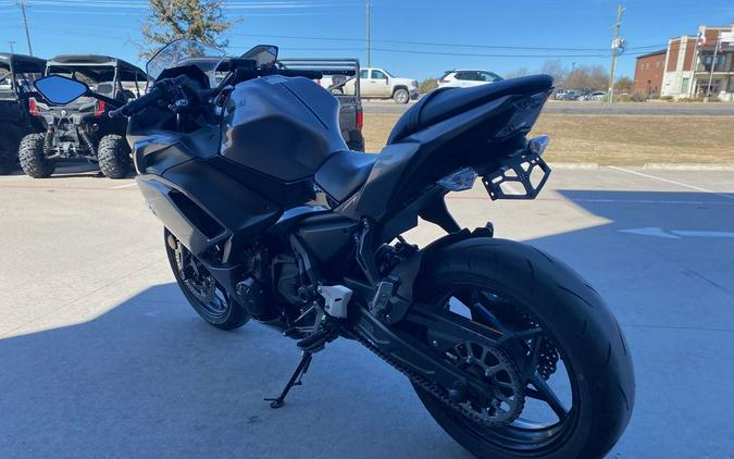 2021 Kawasaki Ninja® 650 Metallic Graphite Gray/Metallic Spark Black