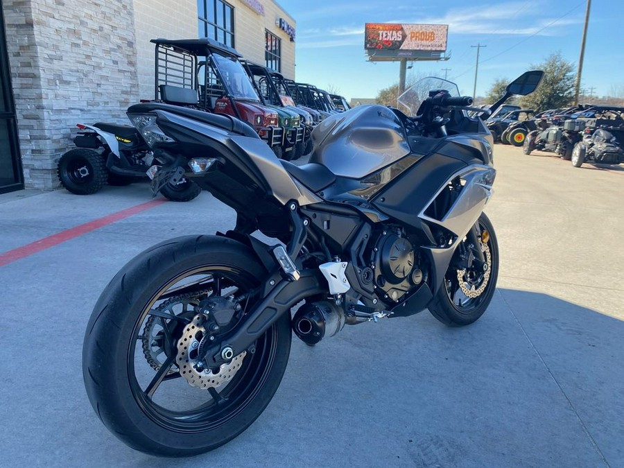 2021 Kawasaki Ninja® 650 Metallic Graphite Gray/Metallic Spark Black
