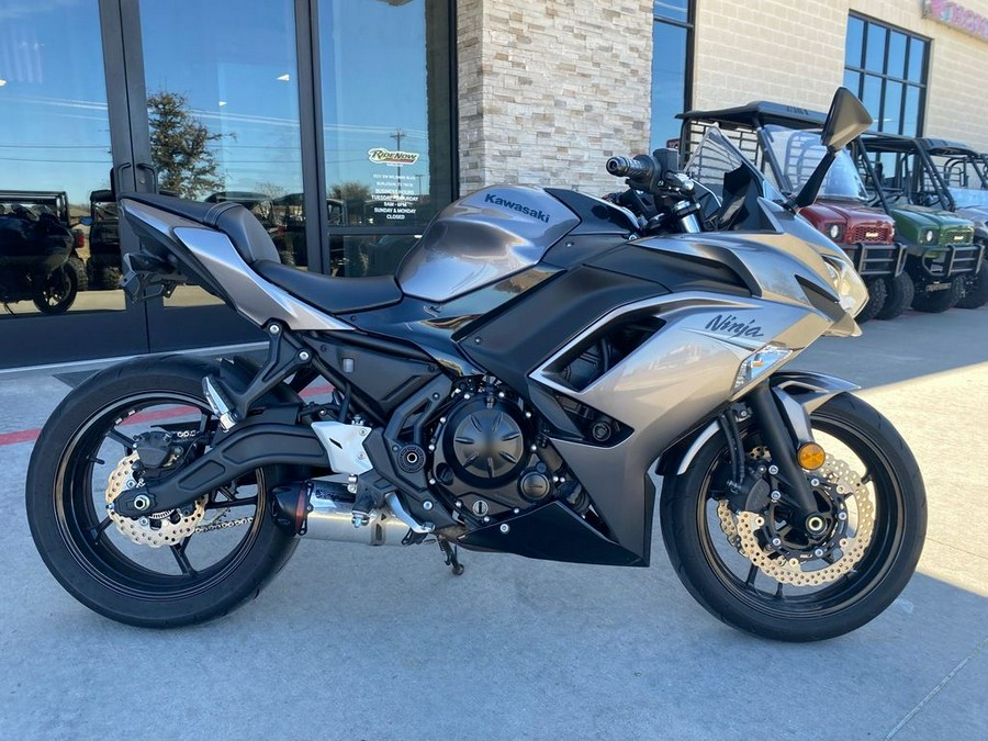 2021 Kawasaki Ninja® 650 Metallic Graphite Gray/Metallic Spark Black