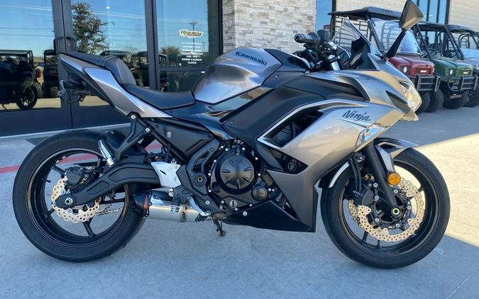 2021 Kawasaki Ninja® 650 Metallic Graphite Gray/Metallic Spark Black