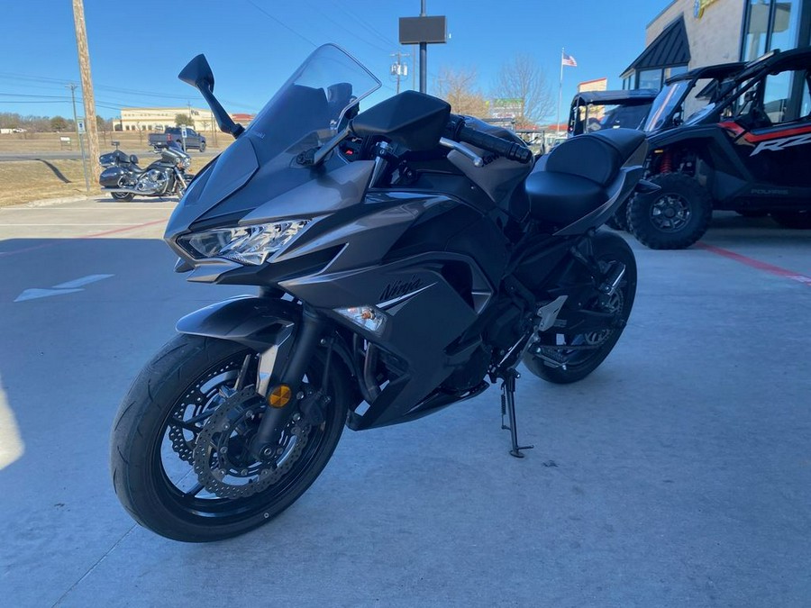 2021 Kawasaki Ninja® 650 Metallic Graphite Gray/Metallic Spark Black