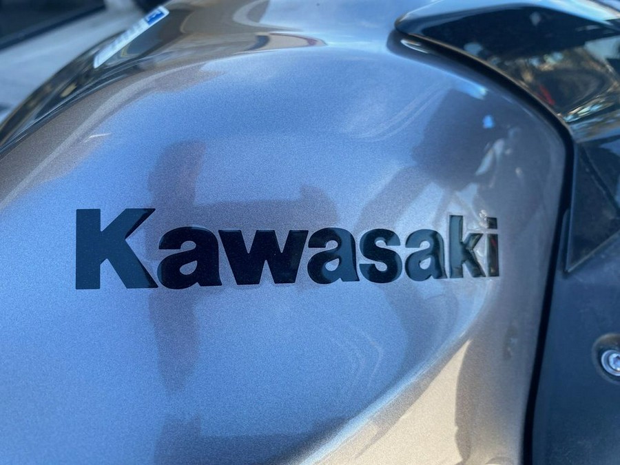 2021 Kawasaki Ninja® 650 Metallic Graphite Gray/Metallic Spark Black