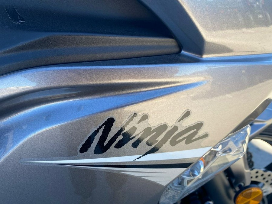 2021 Kawasaki Ninja® 650 Metallic Graphite Gray/Metallic Spark Black