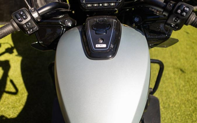 2025 Indian CHALLENGER DARK HORSE