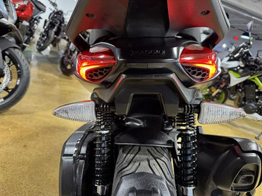 2024 Piaggio BV 400 Deep Black