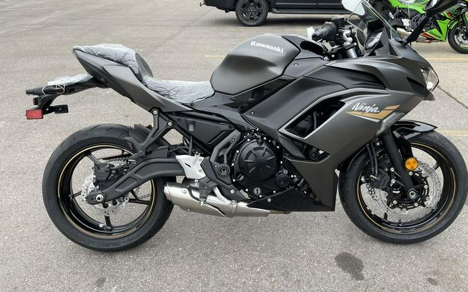 2023 Kawasaki Ninja® 650 Metallic Matte Graphenesteel Gray/Ebony