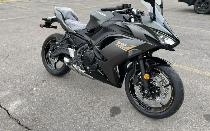 2023 Kawasaki Ninja® 650 Metallic Matte Graphenesteel Gray/Ebony