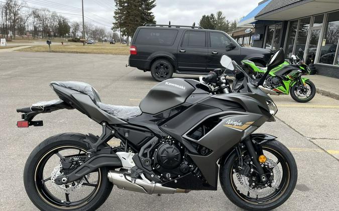 2023 Kawasaki Ninja® 650 Metallic Matte Graphenesteel Gray/Ebony