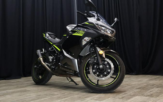 2021 Kawasaki Ninja 400 ABS Metallic Gray/Metallic Magnetic Dar