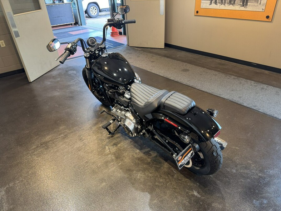 2025 Harley-Davidson® Street Bob® Vivid Black w/Cast Wheels