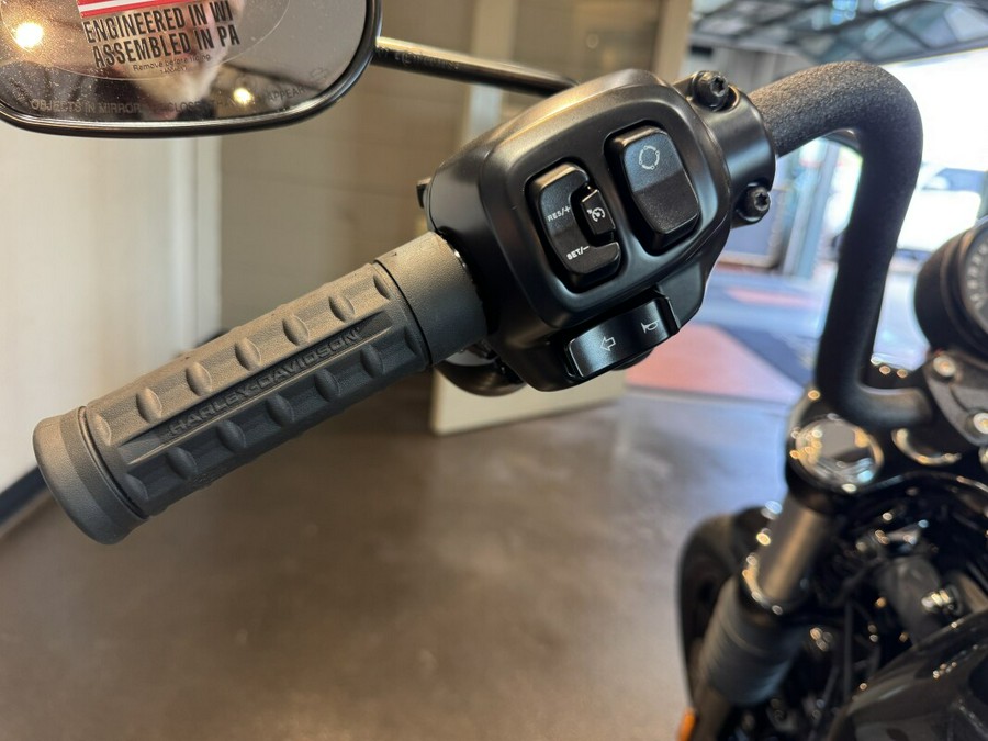 2025 Harley-Davidson® Street Bob® Vivid Black w/Cast Wheels