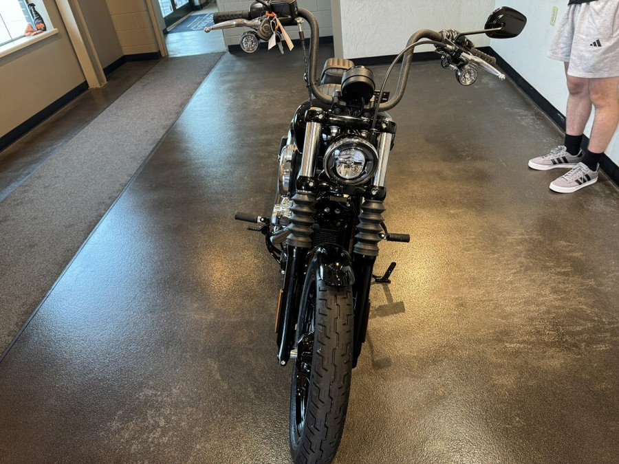 2025 Harley-Davidson® Street Bob® Vivid Black w/Cast Wheels