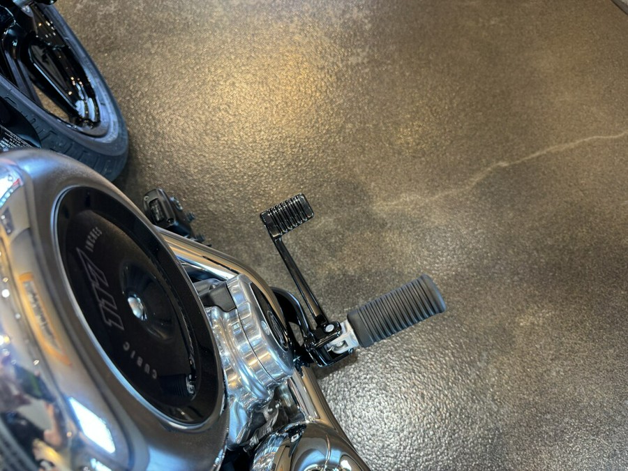 2025 Harley-Davidson® Street Bob® Vivid Black w/Cast Wheels